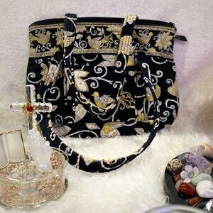 Vera Bradley Flowered Purse
Zip Up shoulder handbag
Like New